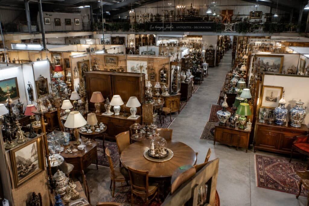 Différence brocante galerie marchande